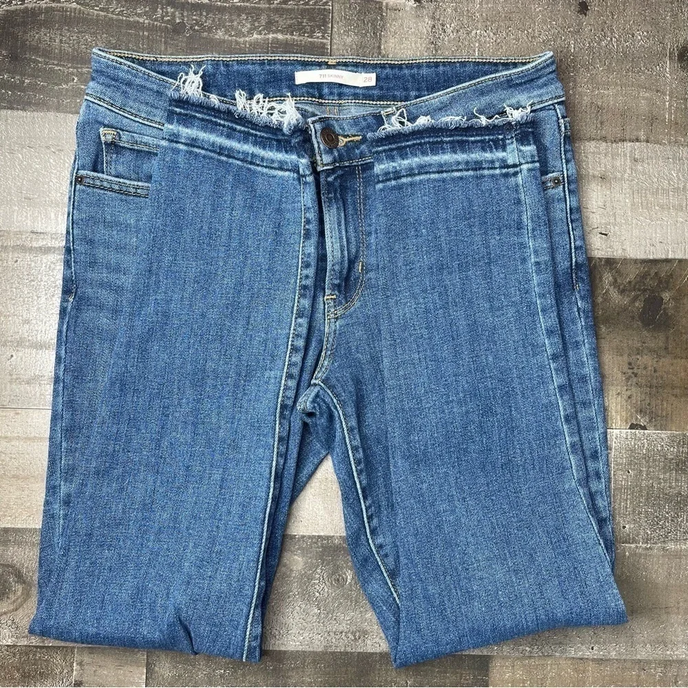 Levi’s 711 Distressed Skinny Ankle Jean size 28